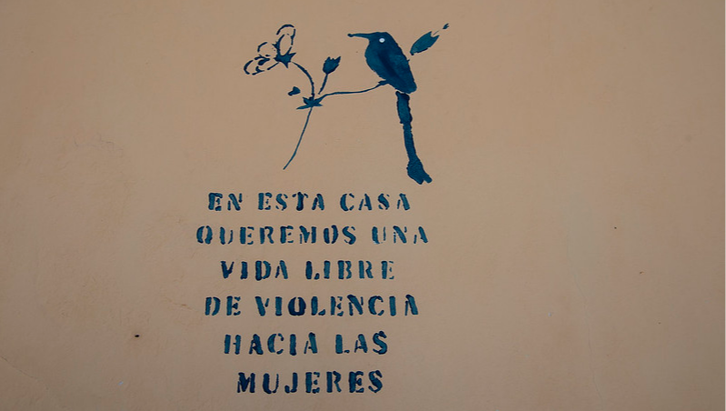 'En esta casa queremos una vida libre de violencia hacia las mujeres', mensaje en la fachada de una vivienda en Suchitoto (El Salvador). Foto: AECID