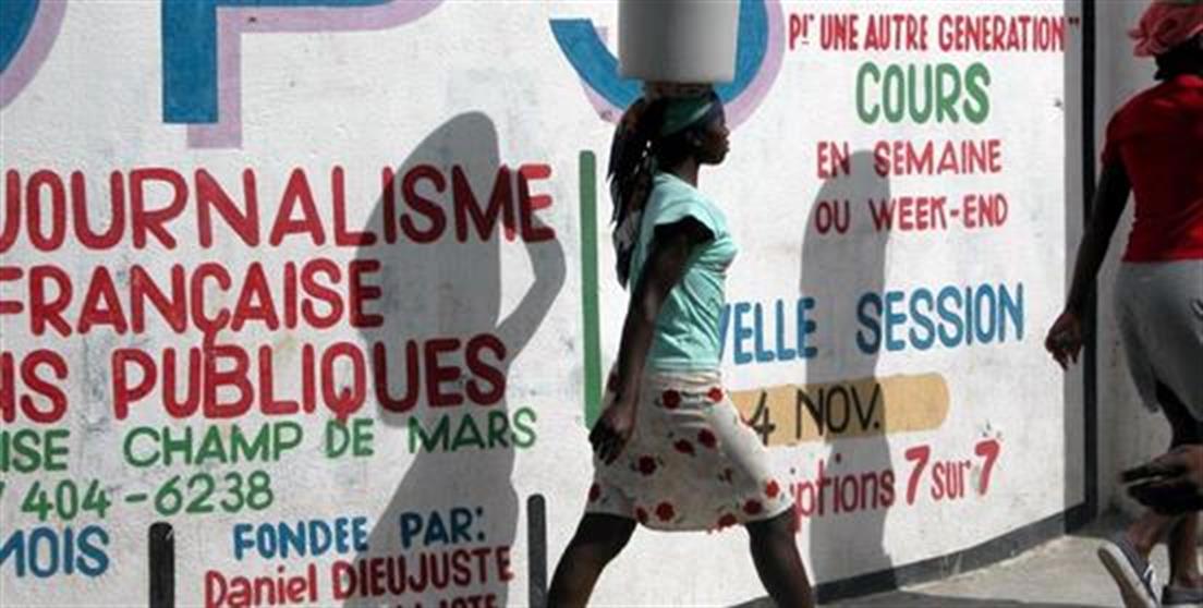 Mujer con cubo de agua