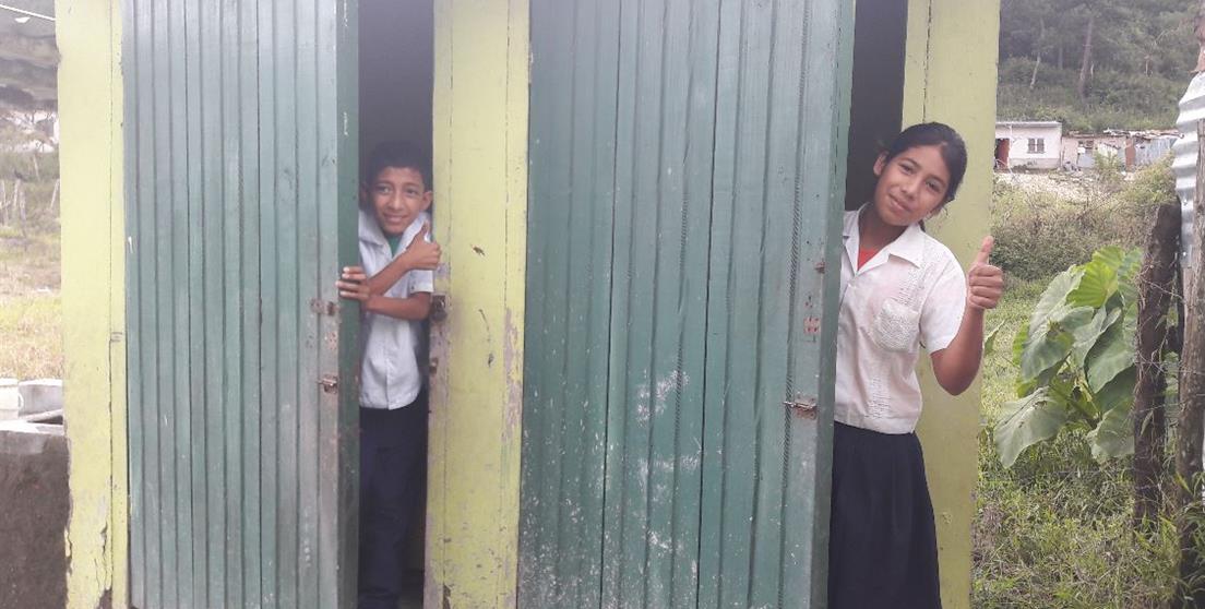 Niños de escuela beneficiada por el Fondo