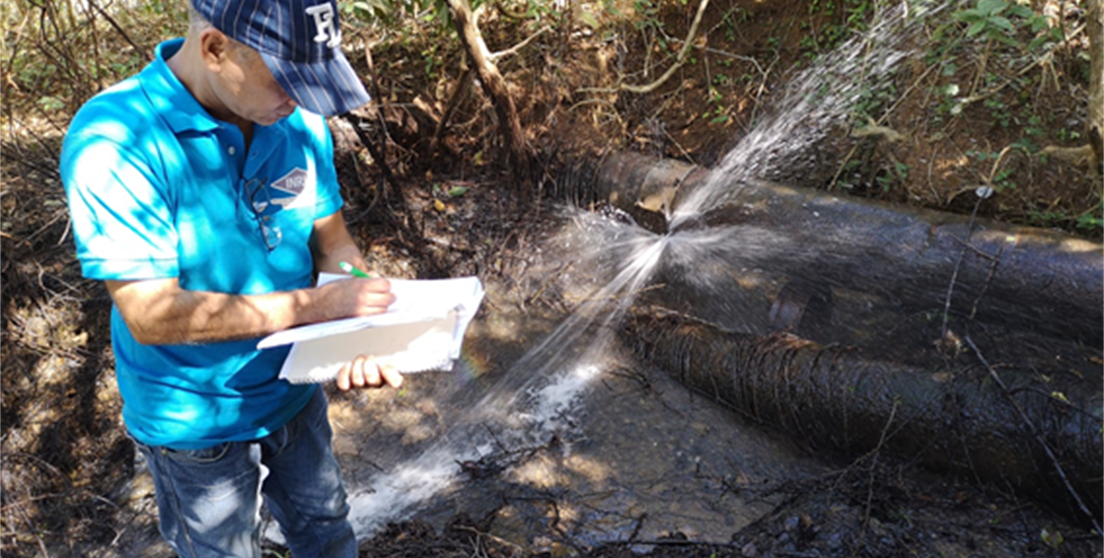 Operario analizando fuga de agua