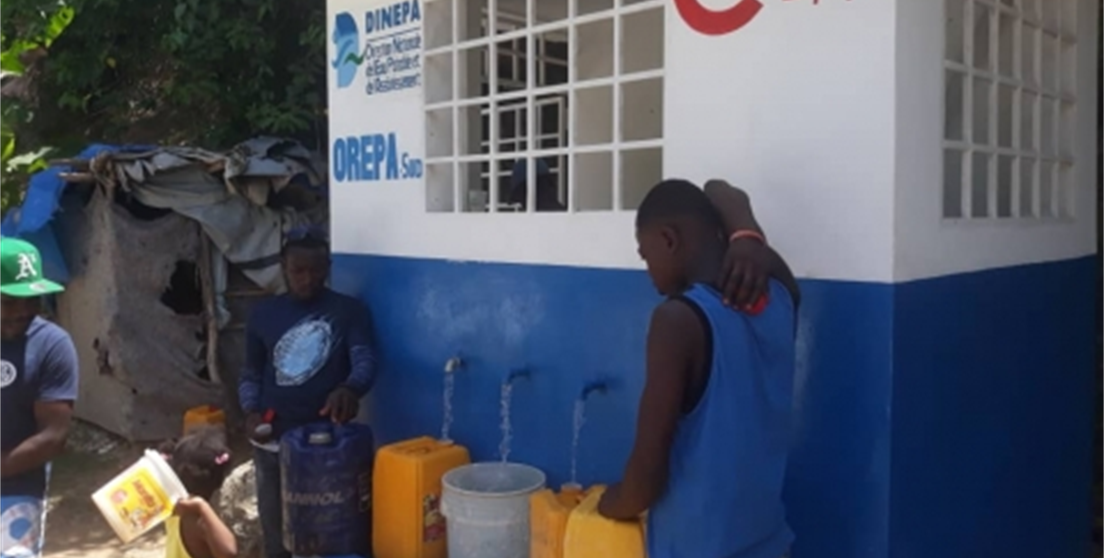 Hombre coge agua en kiosko