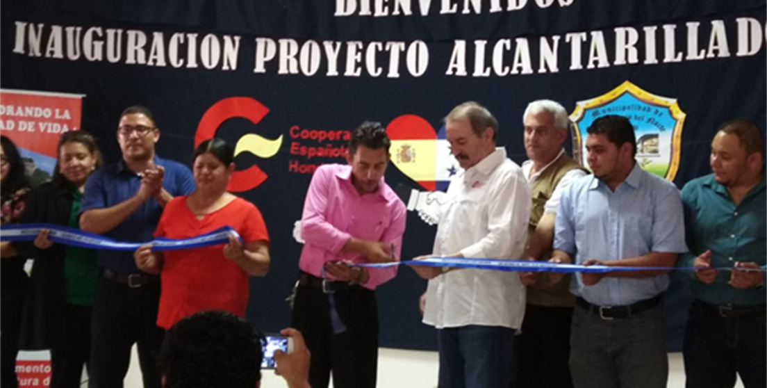 Autoridades inaugurando el sistema