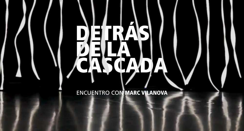 Detrs de la cascada