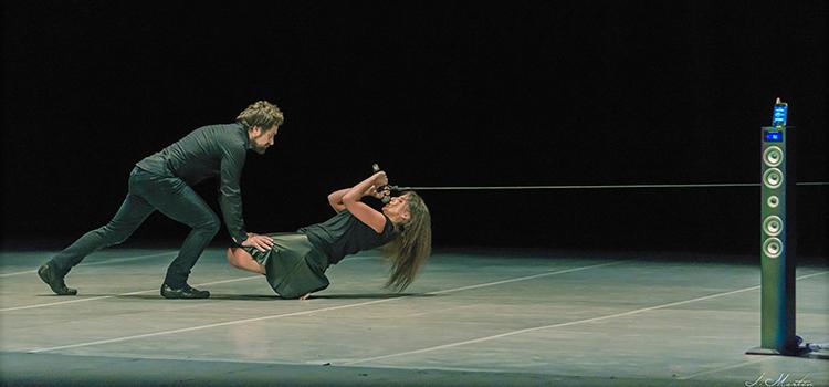 La intrusa danza
