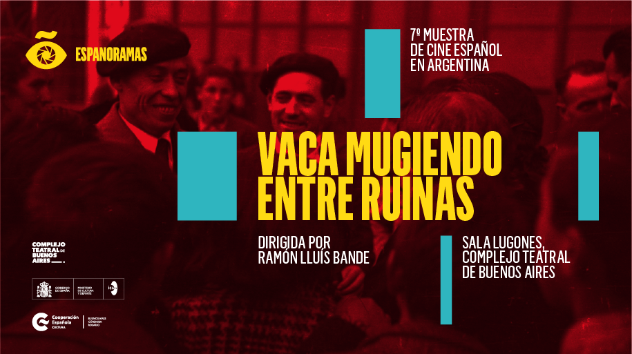 Vaca mugiendo entre ruinas