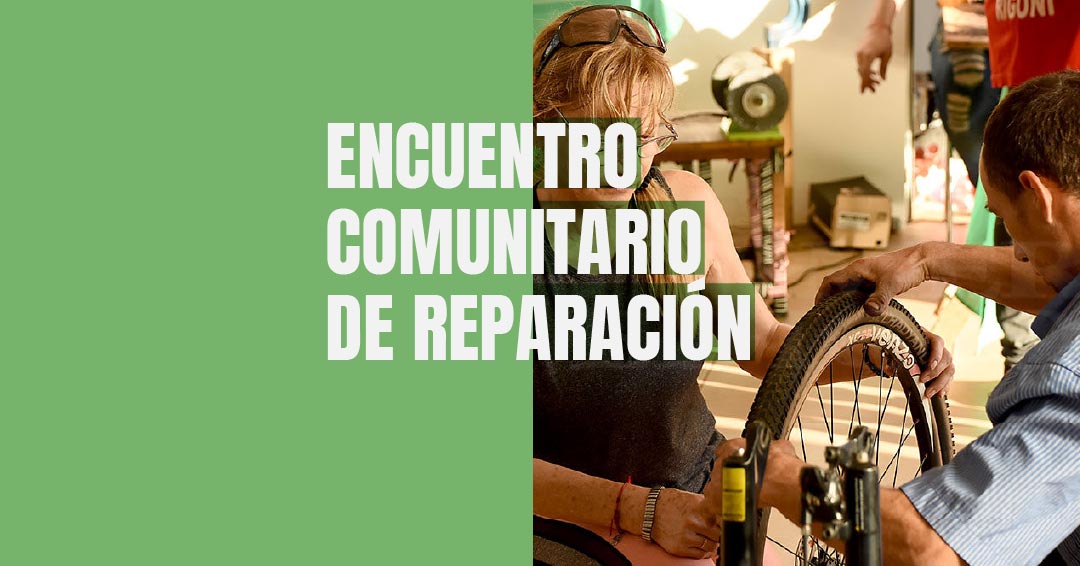 Fondo verde en la mitad izquierda de la imagen. A la derecha dos personas reparando una rueda de bicicleta. Encima el texto