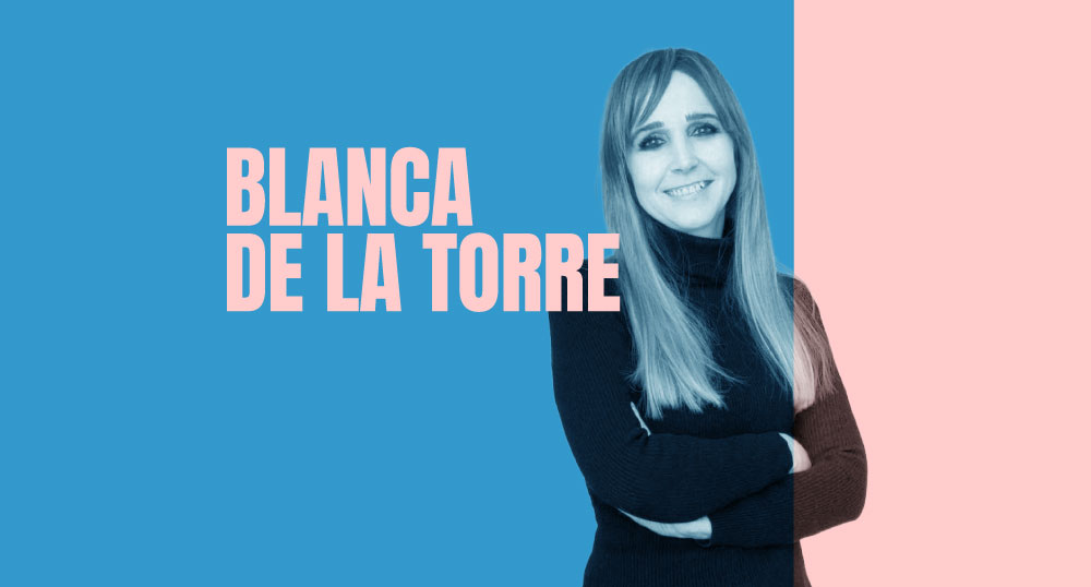 Blanca de la Torre sobre fondo celeste y rosa