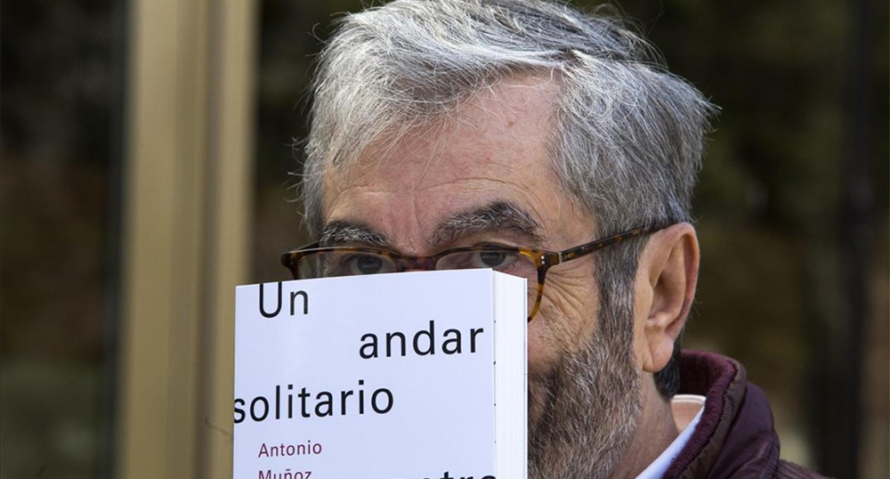 Un andar solitario entre la gente