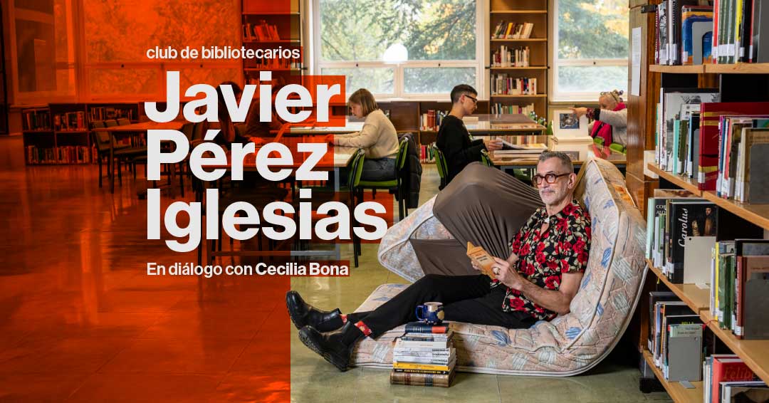 Fotografía de una biblioteca con gente sentada leyendo y en primer plano se ve a Javier Pérez Iglesias sentado cómodamente en un colchón, también leyendo. 